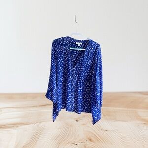 Chaus New York blue white abstract print shark bite hemline blouse Sz L